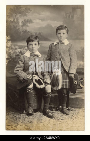 All'inizio del 1900, ritratto di giovani fratelli, William Purdie di 8 anni, Thomas Purdie di 5 anni, indossando sporrans, datato 29 giugno 1912, Hamilton, Lanarkshire, Scozia, Regno Unito Foto Stock