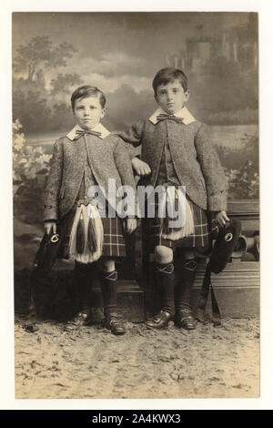 All'inizio del 1900, ritratto di giovani fratelli, William Purdie di 8 anni, Thomas Purdie di 5 anni, indossando sporrans, datato 29 giugno 1912, Hamilton, Lanarkshire, Scozia, Regno Unito Foto Stock