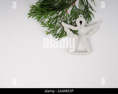 Christmas Angel su sfondo bianco, scheda di natale template. Foto Stock