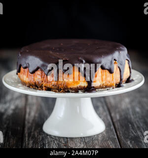 Incredibile in casa cheesecake con rivestimento di cioccolato Foto Stock