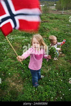 Ragazza con bandiera norvegese Foto Stock