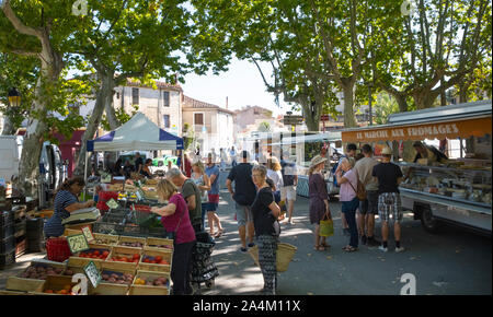 Mercato settimanale a St Chinian, Languedoc, frutta, verdure e formaggio si spegne. Foto Stock