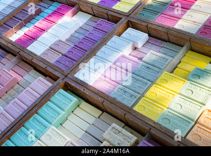 Sapone di Marsiglia, i profumi della Francia. Molti sapori, colori e profumi in sapone artigianale realizzato dall'olio d'oliva, venduti su bancarelle del mercato Foto Stock