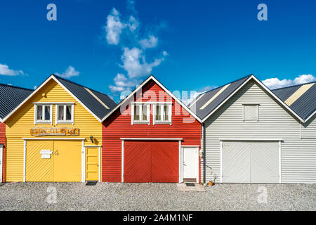 Variopinte facciate delle case in legno nel villaggio di Alnes, Godoya Island, Alesund, More og Romsdal County, Norvegia Foto Stock