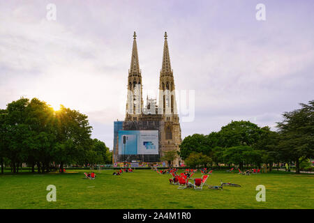 I giovani di Sigmund Freud Park presso il Municipio di Vienna Foto Stock