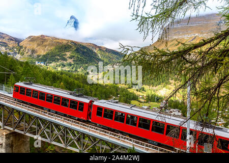 Zermatt, Svizzera. Gornergrat red treno turistico sul ponte e panorama sul Cervino nelle Alpi Svizzere Foto Stock