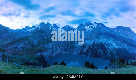 Nuvole al tramonto su lago Oeschinensee, Oberland bernese, Kandersteg, cantone di Berna, Svizzera Foto Stock