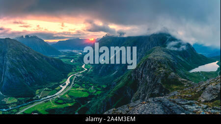 Nuvole al tramonto su Romsdalen e Venjesdalen visto dalla cresta Romsdalseggen, Andalsnes, More og Romsdal county, Norvegia Foto Stock