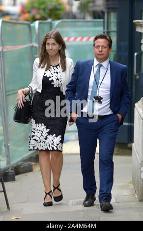 Michelle Donelan MP (Cost: Chippenham) e Nigel Huddleston MP (Cost: Metà Worcestershire) arrivano a Downing Street per un anno al numero 10, secondo SEP Foto Stock