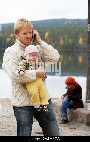 Padre con bambino dal lago Foto Stock