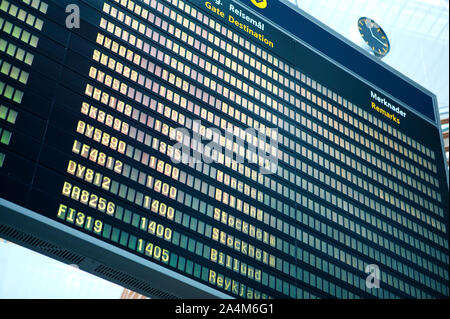 Dall'Aeroporto di Oslo Gardermoen - andare al gate - information board - scheda di partenza - Arrivo pensione - schede informazioni Foto Stock