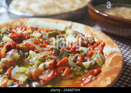 Tipica catalana escalibada piatto con verdure fresche in una cucina rustica in Catalogna. Cucina casalinga e gastronomia di concetto di viaggio, copia dello spazio. Foto Stock