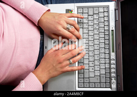 Lavoro straordinario lavora fino a tardi surf - internet chat Foto Stock