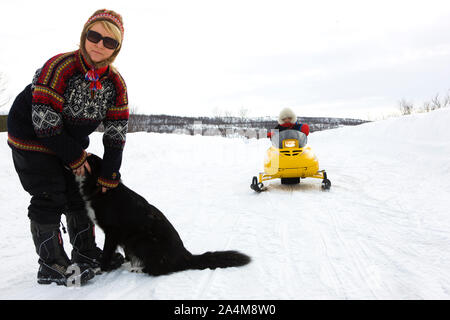 Laplander donna con cane. Lapp / Lapps / Laplander / Lapponi / Lapplander Lapplanders / / / Sami Lapponia / Lappland. Foto Stock