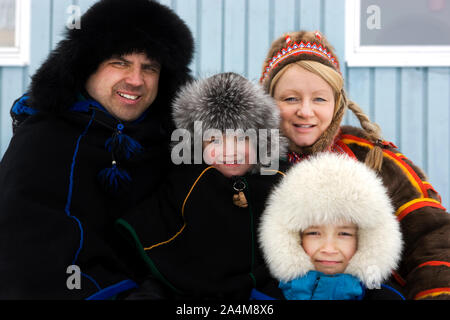 Famiglia lappone con cane - lapponi Foto Stock