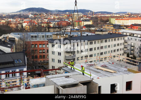Operai sul tetto in Oslo, Norvegia Foto Stock