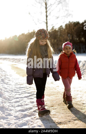 Due sorelle felice su un inverno nevoso giorno Foto Stock