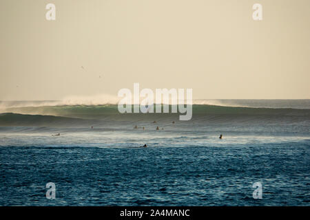 Surfisti cavalcare le onde nel Nembrala, Rote, Indonesia Foto Stock