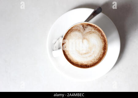 Preparato di fresco Cappuccino. Tazza di caffè isolato su uno sfondo bianco. Foto Stock