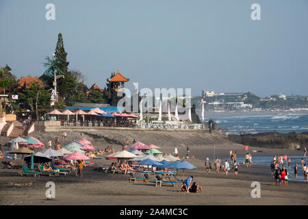 Folla sul popolare spiaggia di Echo in Canggu, Bali Foto Stock