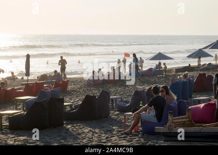 Folla sul popolare spiaggia di Echo in Canggu, Bali Foto Stock