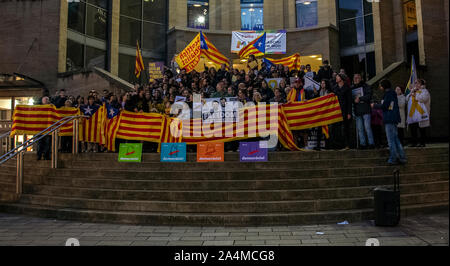 Glasgow, Scotland, Regno Unito. 14 ottobre 2019: persone che protestano contro le frasi del catalano di prigionieri politici in Spagna. Foto Stock