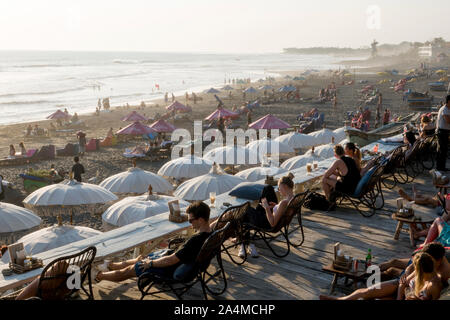 Folla sul popolare spiaggia di Echo in Canggu, Bali Foto Stock