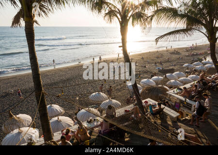 Folla sul popolare spiaggia di Echo in Canggu, Bali Foto Stock