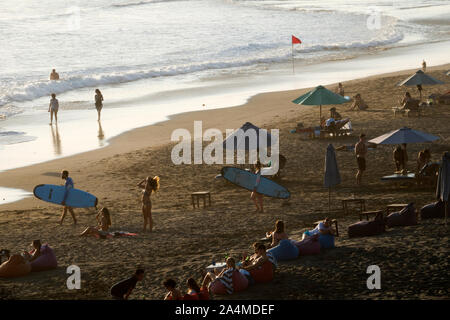 Folla sul popolare spiaggia di Echo in Canggu, Bali Foto Stock