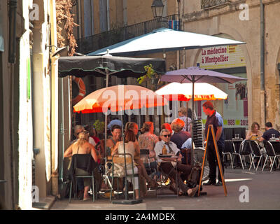 Un popolare cafe in una piccola stradina di Montpellier Foto Stock