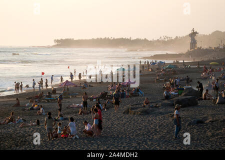 Folla sul popolare spiaggia di Echo in Canggu, Bali Foto Stock