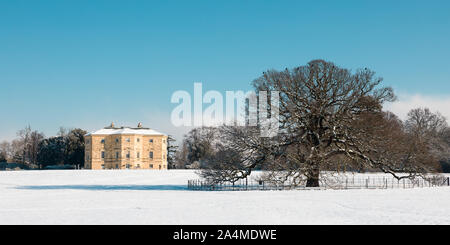 Bexleyheath, Londra / Regno Unito - 28 Febbraio 2018: il cielo blu e l'innevamento Danson Park, con Danson House in background Foto Stock