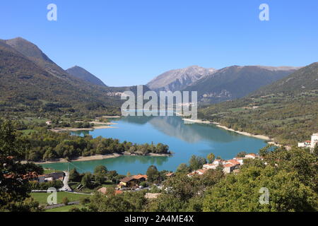 Barrea, Italia - 12 Ottobre 2019: il lago di Barrea e il villaggio di montagna Foto Stock