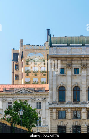 Bucarest, Romania - 27 July, 2019: splendidi edifici nel centro di Bucarest, Romania. Vecchia Bucarest su una soleggiata giornata estiva con un cielo blu. Foto Stock