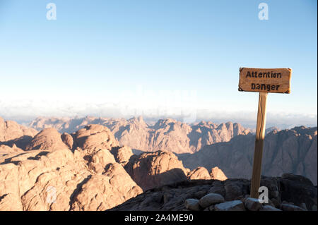 Il pericolo di un segno in cima al Monte Sinai in Egitto Foto Stock