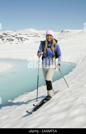 Donna di sci in Hemsedal valley, Norvegia Foto Stock