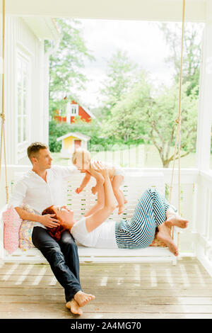 I genitori con baby boy in terrazza Foto Stock