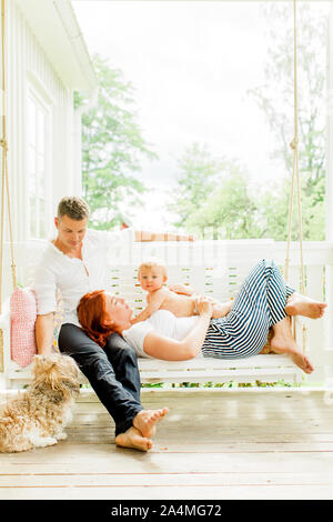 I genitori con baby boy in terrazza Foto Stock