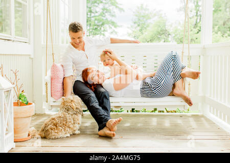 I genitori con baby boy in terrazza Foto Stock