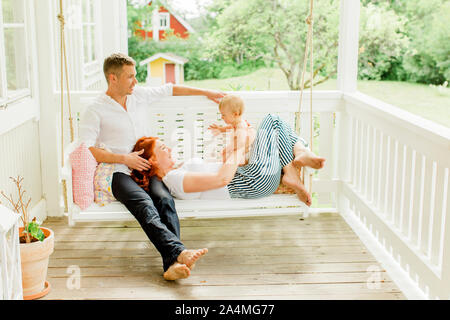 I genitori con baby boy in terrazza Foto Stock