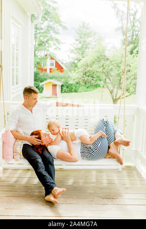 I genitori con baby boy in terrazza Foto Stock