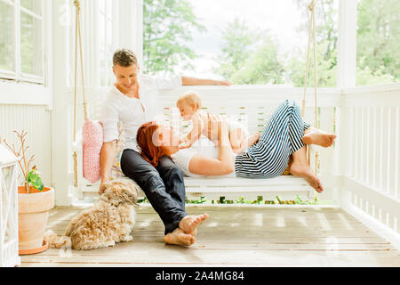 I genitori con baby boy in terrazza Foto Stock