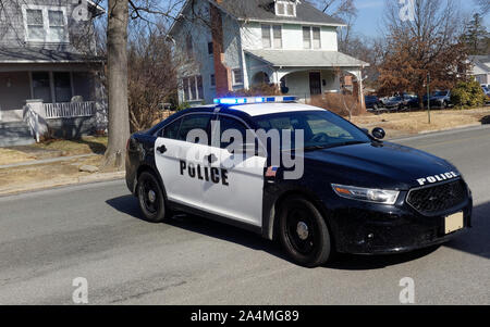 Auto della Polizia barricata sul quartiere residenziale street. Foto Stock