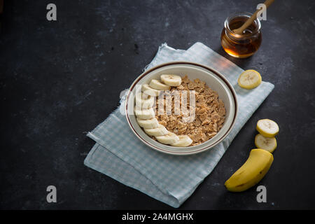 Ciotola di corn flakes con banana un miele Foto Stock