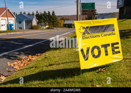 St-Hermenegilde, CA - 13 Ottobre 2019: elezioni Canada voto segno davanti ad una stazione di polling Foto Stock