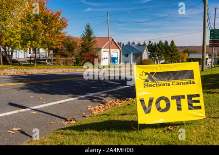 St-Hermenegilde, CA - 13 Ottobre 2019: elezioni Canada voto segno davanti ad una stazione di polling Foto Stock