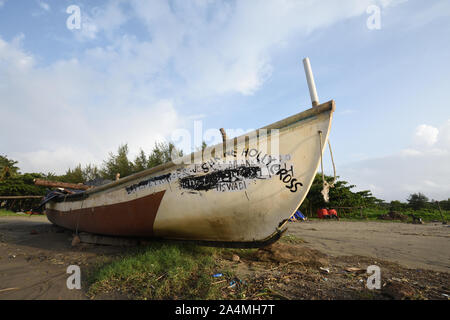 La pesca in barca alla spiaggia Caranzalem. Panaji, Goa, India. Foto Stock