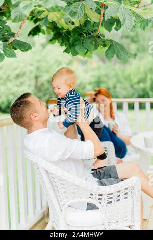 I genitori con baby boy in appoggio sul balcone Foto Stock