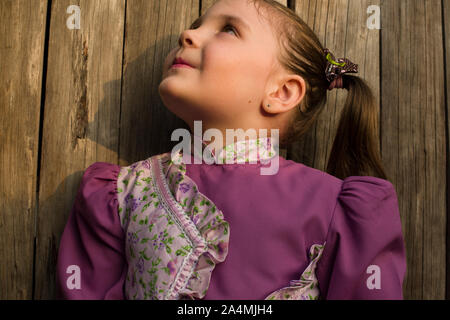 Esteio, Rio Grande do Sul, Brasile - 27 Ottobre 2015: Cute bambina indossa i vestiti tradizionali della cultura gaúcha Foto Stock