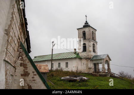 La Russia,Vologda regione,Kirillov district, il villaggio di Goritsy - 2 ottobre 2019, Goritsky convento a piovere meteo Foto Stock